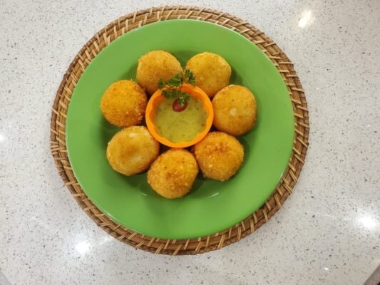 Bolitas de papa rellenas de queso